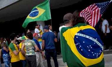 Número de brasileiros que querem emigrar para os EUA dispara após eleição de Lula