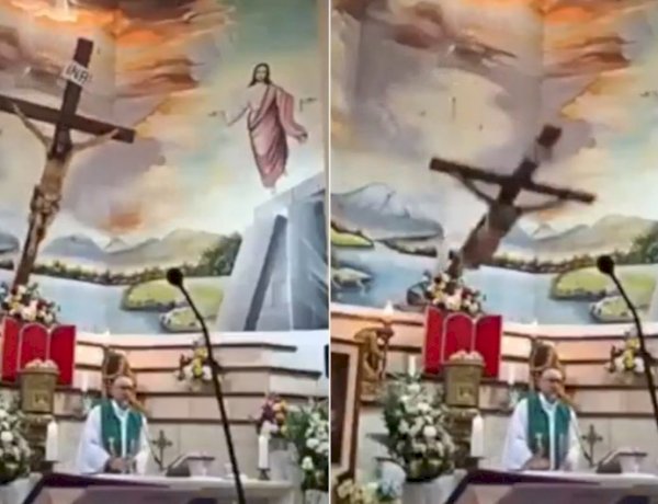 Padre morre após cruz de madeira cair sobre ele durante missa transmitida ao vivo no Equador; vídeo mostra momento do acidente