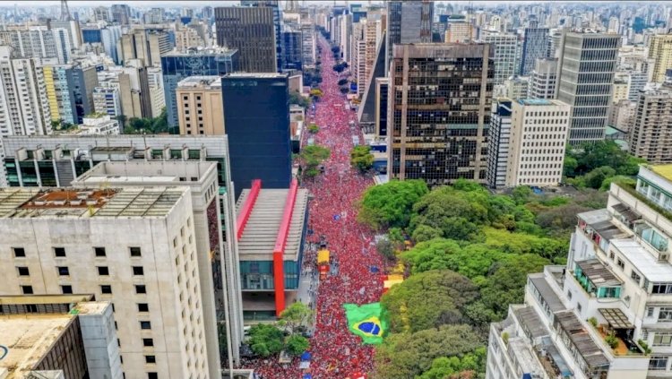 Jovens comandam ato pró-Lula em SP e ocupam sete quarteirões na Paulista
