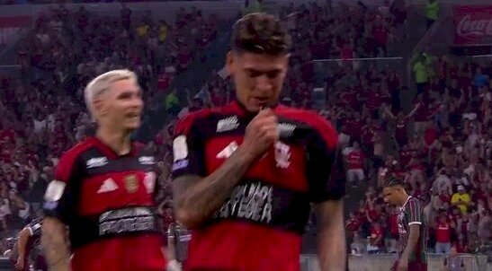 Pela 30ª rodada do Brasileiro Série A. Flamengo vence o Fluminense em mais um jogo com arbitragem polemica e mantém a liderança do Brasileirão