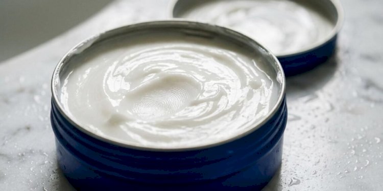 Cosmetologistas e especialistas concordam: “O creme Nivea na latinha azul ajuda a evitar a perda de umidade e protege a pele quando as temperaturas caem.”