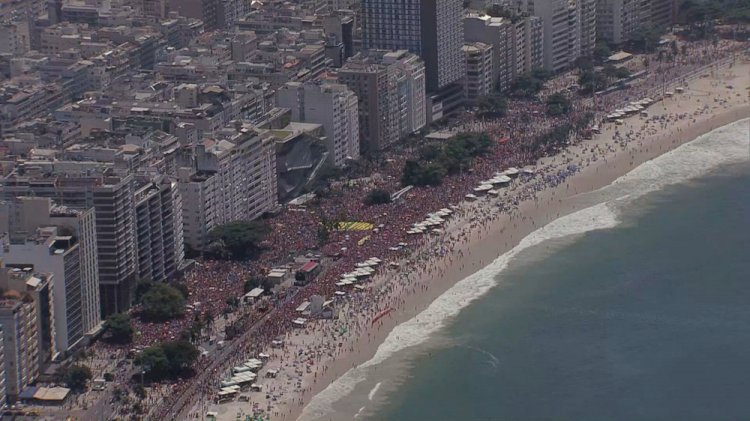 Lula arrasta multidão em Copacabana, no Rio