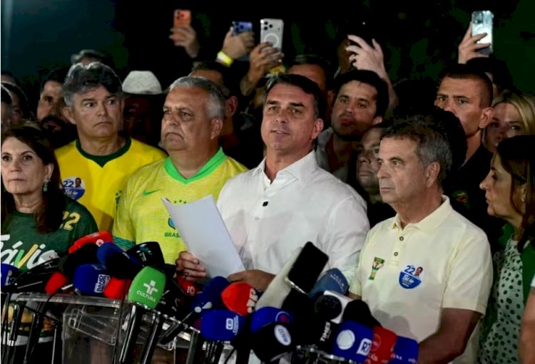 Derrotado nas urnas, Flávio Bolsonaro nega resultado e passa atestado de mau perdedor
