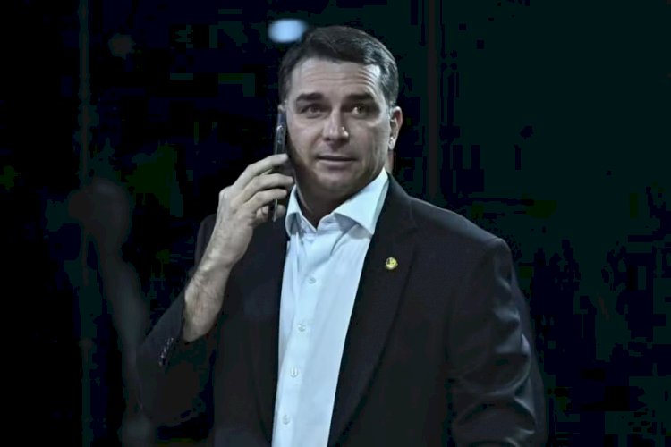 Flávio é intimado pela PF para entregar passaporte por determinação de Moraes
