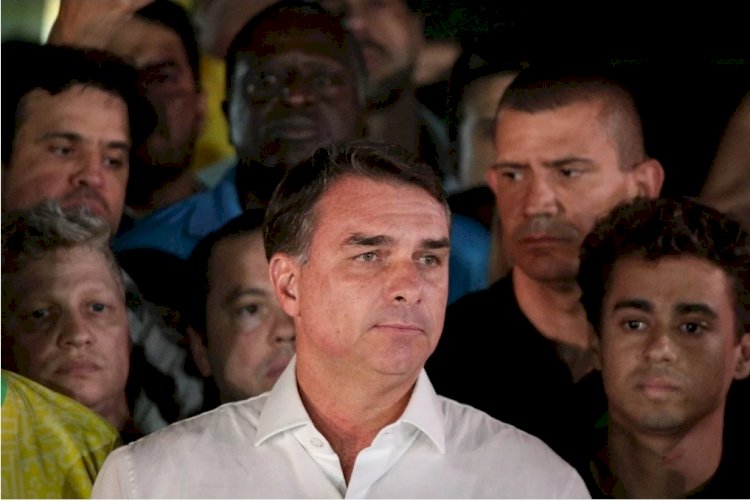Aliados e advogados tentam falar com Flávio, mas não conseguem contato