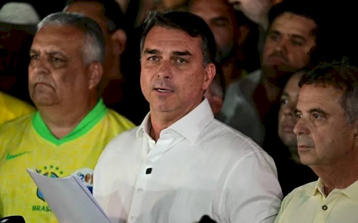 Aliados de Flávio Bolsonaro são avisados de que ele fugiu do Brasil