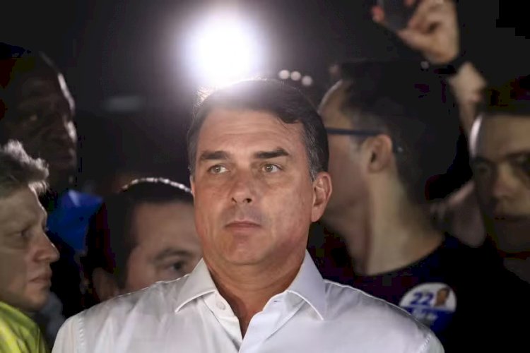 Imprensa mundial repercute ida de Flávio Bolsonaro para os EUA após derrota e diz que 'governo Trump participou da fuga'
